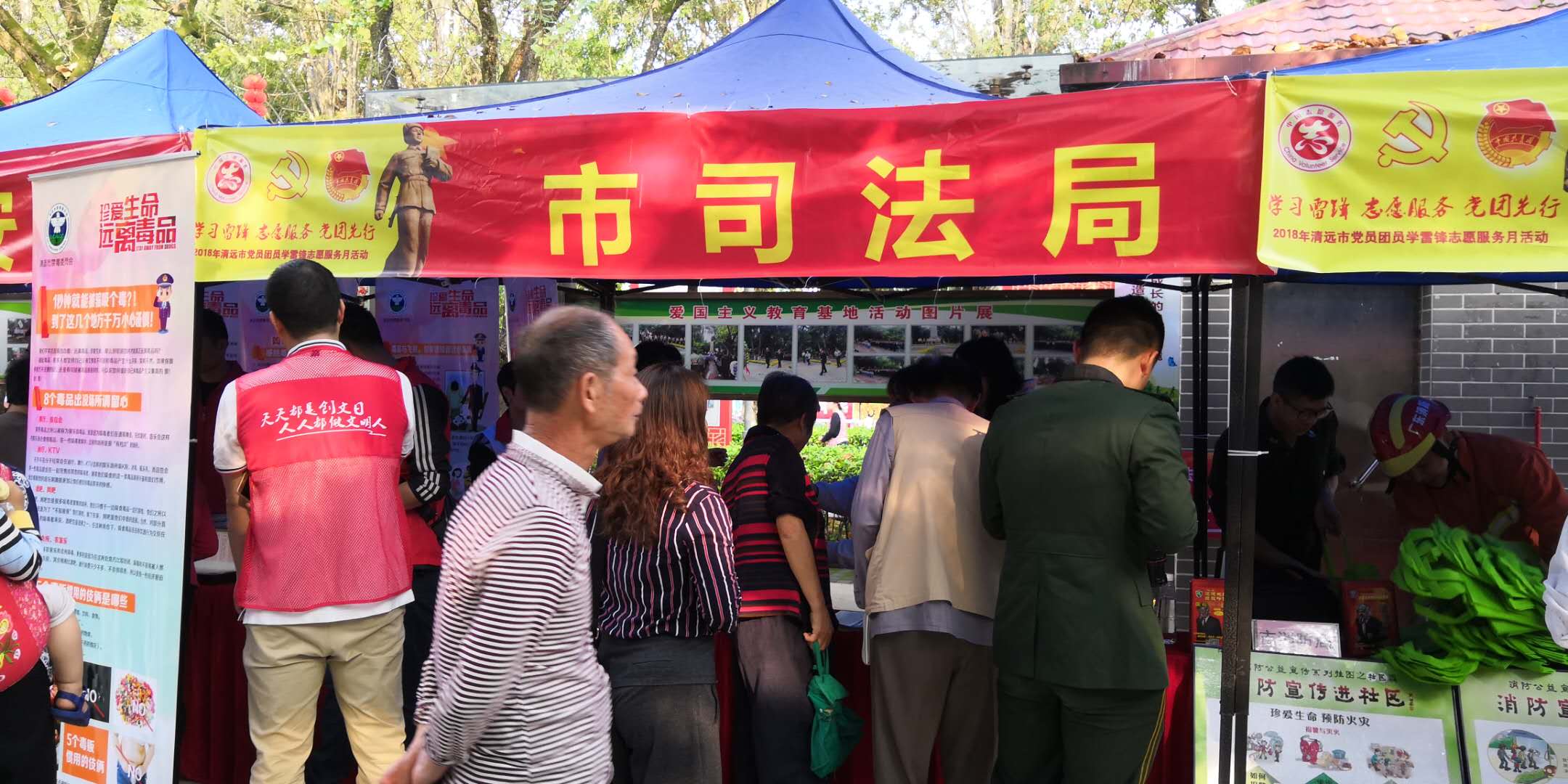 3月5日，市司法局、市委普法辦在清城區(qū)鳳城街道鳳桂園社區(qū)開展掃黑除惡、禁毒、禁賭法治宣傳活動5.jpg