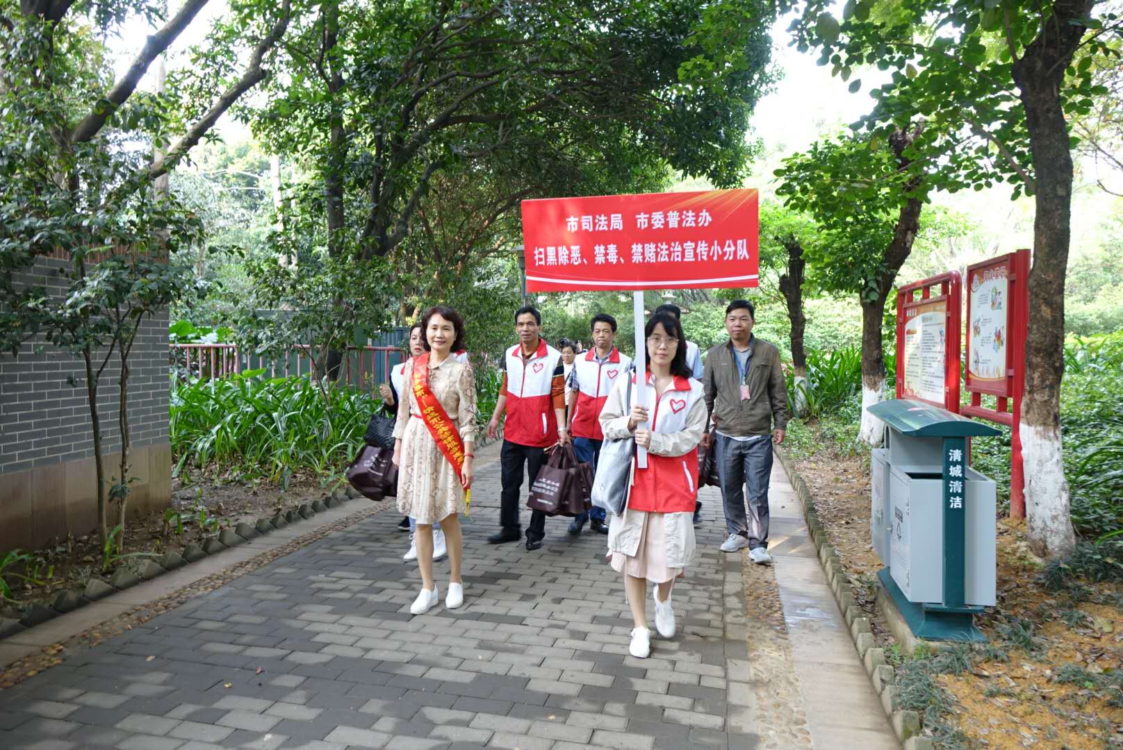 3月5日，市司法局、市委普法辦在清城區(qū)鳳城街道鳳桂園社區(qū)開展掃黑除惡、禁毒、禁賭法治宣傳活動2.jpg