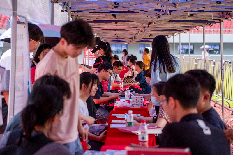 圖片一  20231021001-2023年5月27日，清遠(yuǎn)市舉辦2023年廣東省粵北片區(qū)“穩(wěn)就業(yè)促發(fā)展”大型招聘活動(dòng)，現(xiàn)場(chǎng)前來(lái)咨詢的求職者絡(luò)繹不絕。.jpg