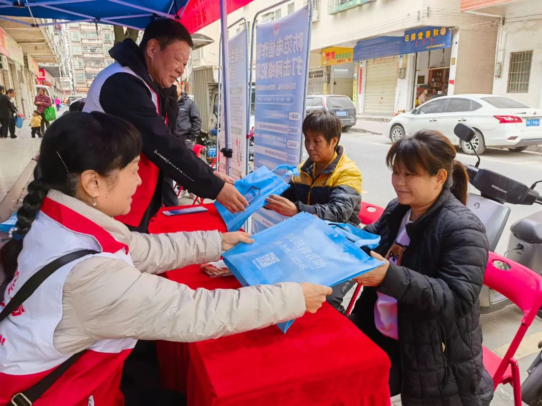 清遠(yuǎn)市司法局離退休干部黨支部開展法治宣傳宣講志愿服務(wù)活動